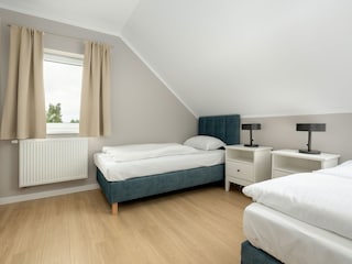 Gemütliches Schlafzimmer mit eleganter Holzeinrichtung.