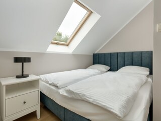 Gemütliches Schlafzimmer mit eleganter Holzeinrichtung.