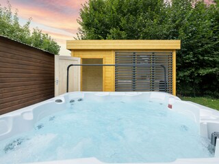 Entspannen Sie im luxuriösen Jacuzzi mit natürlichem Am