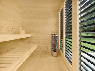 Holzsauna mit natürlichem Licht und stilvollem Design.