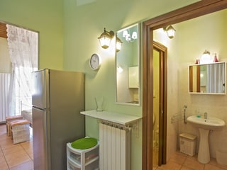 Freundliches Bad mit Badewanne mit Duschmöglichkeit