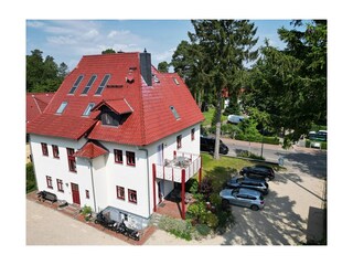 Parkplatz auf dem Grundstück