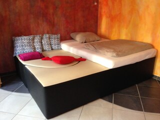 Bett und/oder Sitzgelegenheiten
