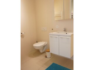 Badezimmer mit Düsche und Toilette