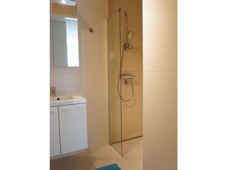 Badezimmer mit Dusche und Toilette