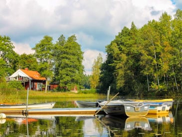 Holiday house Sjövillan with hot tube right by the lake