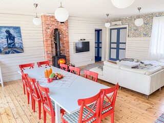 Große Wohnküche mit großem Esstisch für alle