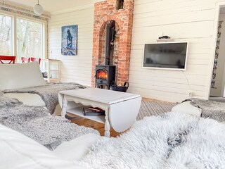 Große Sofaecke mit Kamin und TV