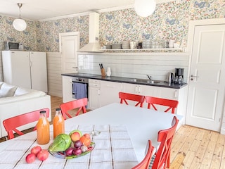 Küchenbereich mit großem Kühlschrank und Gefrierschrank