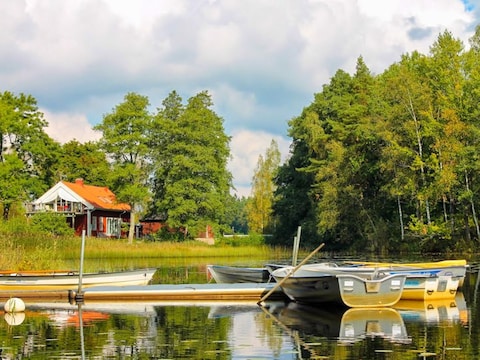 Holiday house Sjövillan with hot tube right by the lake