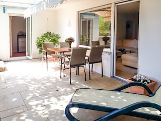 Sonnige Terrasse mit  Liegestühlen