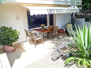 Sonnige Terrasse mit Grill