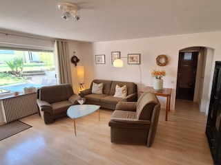 Großes Wohnzimmer mit Gartenblick