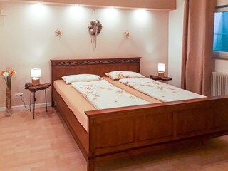 2.  Schlafzimmer/Premiummatratzen/Lichtschachtfenster