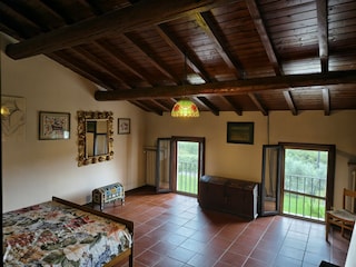 Schlafzimmer 1 mit  Doppelbett, grossem Schrank