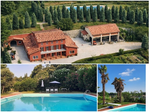 Holiday house Country house south of Lake Garda with large panoramic pool and WiFi