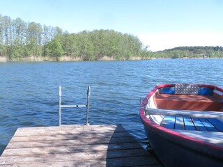 Steg für beide Wohnungen und eins der Ruderboote