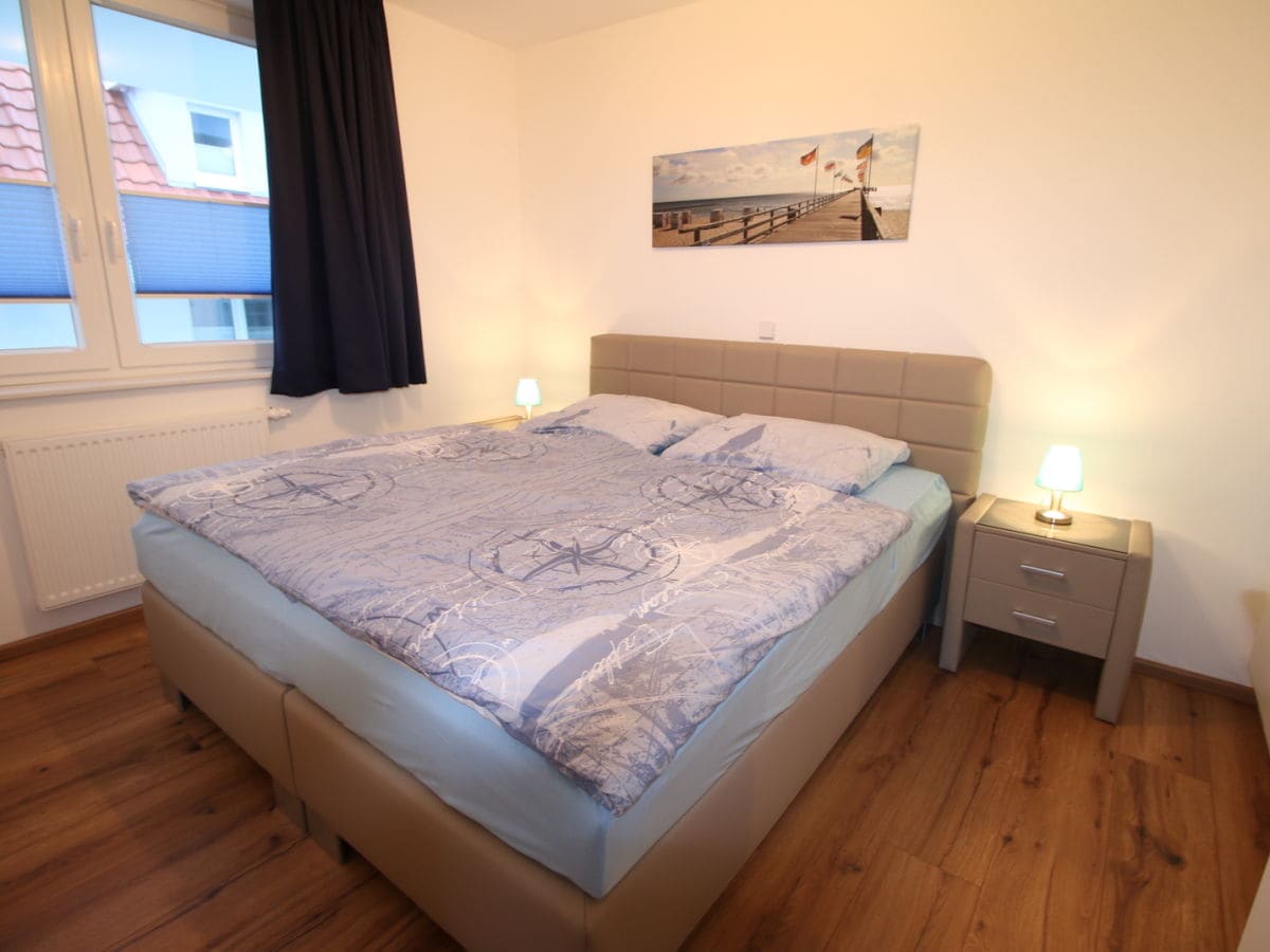 Großes Schlafzimmer mit Boxspringbett und Sat-TV