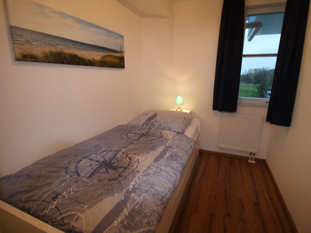 Kleines Schlafzimmer mit Platz für das Babyreisebett