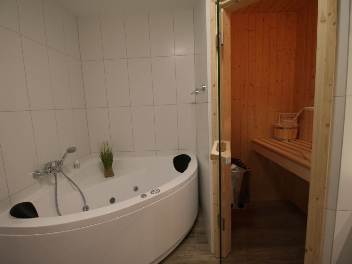 Komfortabel mit Whirlpool und Sauna ausgestattetes Bad