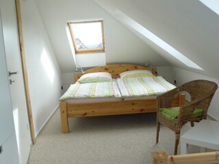 Schlafzimmer oben rechts mit Doppelbett und Einzelbett