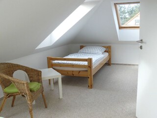 Schlafzimmer oben rechts mit Doppelbett und Einzelbett