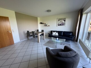 Wohn-/Esszimmer mit Balkon