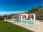 Haus mit Garten, Terrasse und Pool