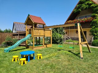 Spielturm mit Rutsche im Garten