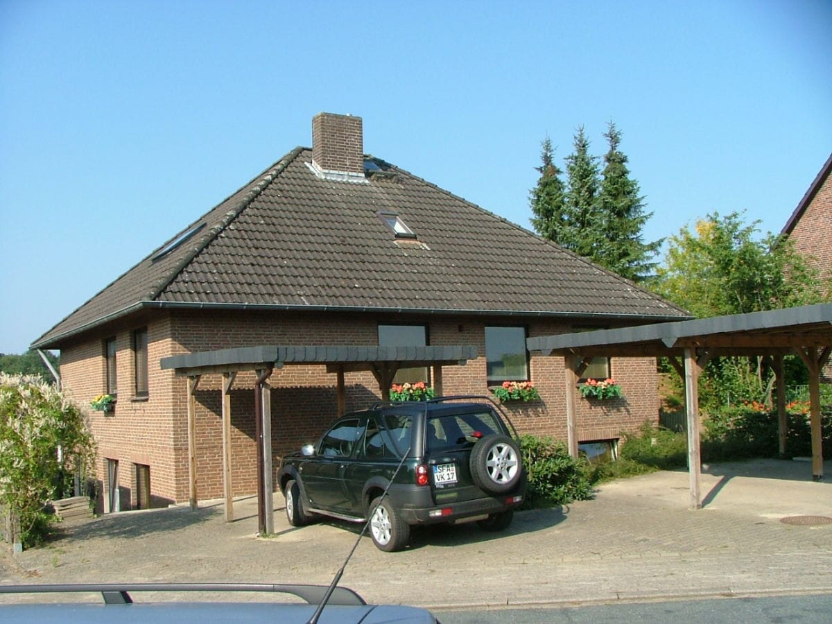 Haus mit Carport - Vorderansicht