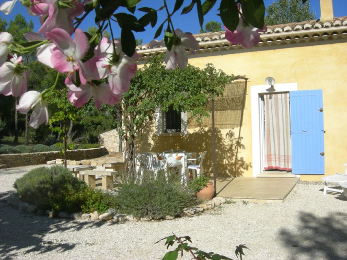 Terrasse und Eingang Ihrer Ferienwohnung