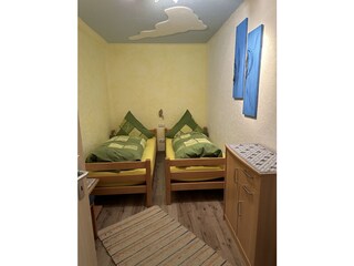 2.Schlafzimmer (ohne Fenster aber mit Frischluftzufuhr)