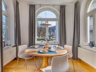 Der Essplatz im Erker mit Seeblick.