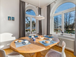 Sie frühstücken mit Meerblick.