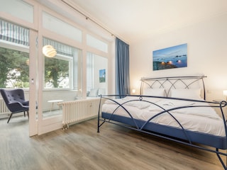 Das Schlafzimmer mit Doppelbett ...
