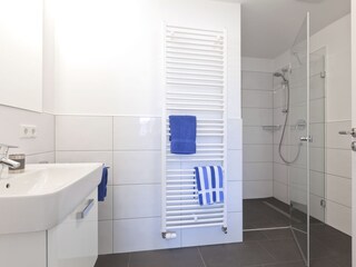 Das Badezimmer mit ebenerdiger Dusche