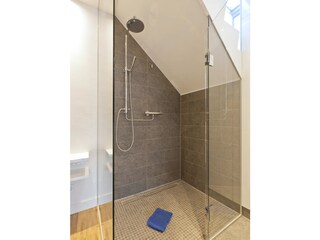 Das Badezimmer mit ebenerdiger Dusche