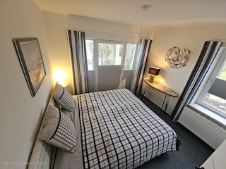 Schlafzimmer mit Doppelbett