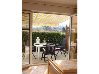 Blick vom Wohn-Schlafraum auf die gemütliche Terrasse