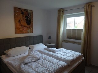 Schlafzimmer mit Boxspringbett