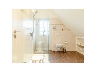 Duschbad mit großer Glasdusche