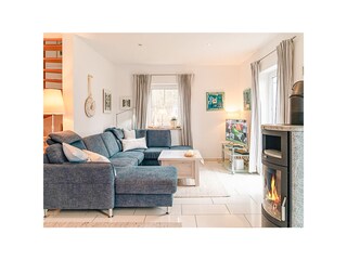 Gemütliche Couchgarnitur mit TV und dänischen Ofen