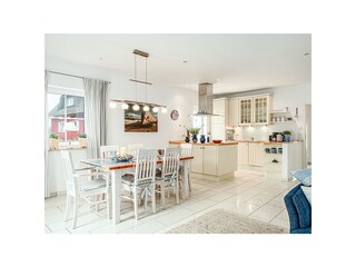 Sehr gut ausgestattete Einbauküche mit Essgruppe