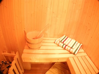 Einladende Sauna zum Entspannen und Wohlfühlen.