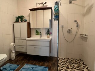 Das ebenerdige Badezimmer