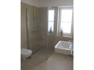 Ebenerdige große Echtglasdusche