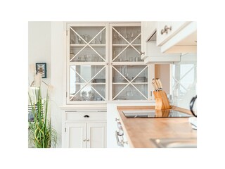 Schöne Vitrine mit reichlich Geschirr und Gläser