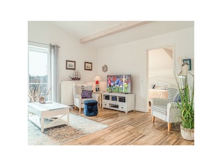 Wohnbereich mit großem TV