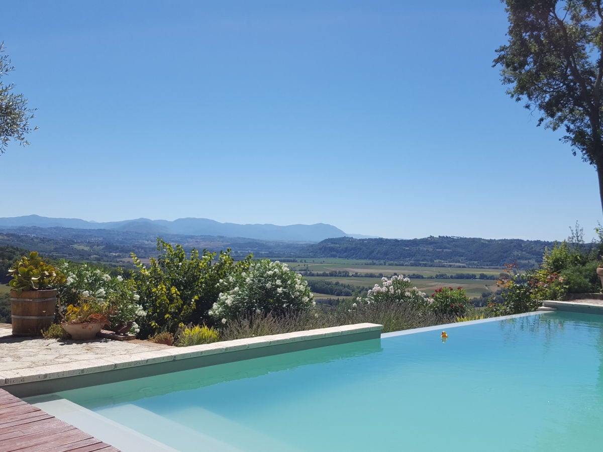 pool mit Blick auf  Tiber Tal