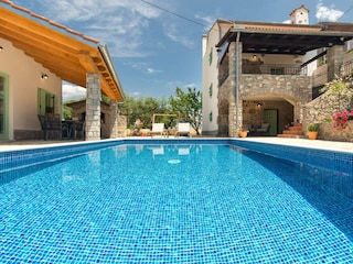Outside/Pool
